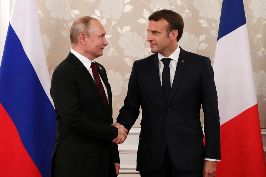 Tổng thống Pháp Emmanuel Macron và Tổng thống Nga Vladimir Putin trong một cuộc gặp hồi năm 2019. Ảnh: Bloomberg.