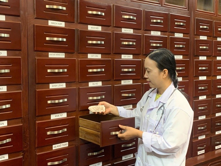 Trong lĩnh vực y học cổ truyền, có khoảng trên 150 loại bệnh, chứng được khám, điều trị tại các cơ sở y học cổ truyền hiện nay. Ảnh: VGP/HM.