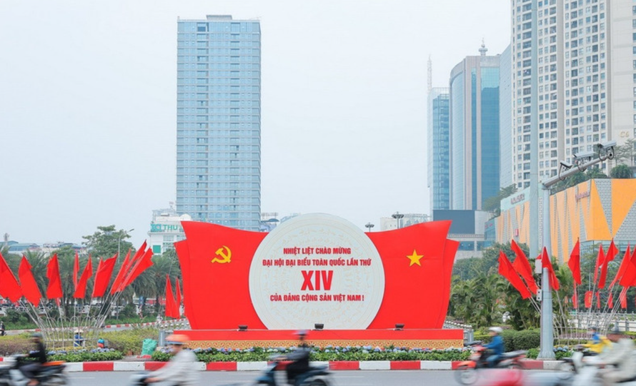 Khẩu hiệu, biểu trưng Đại hội nổi bật giữa dòng xe qua lại trên đường phố Hà Nội.