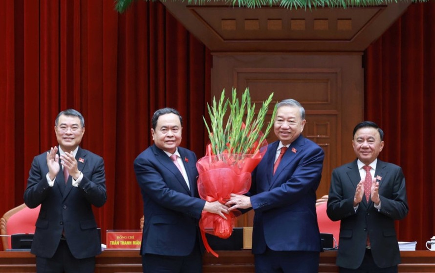 Ban Chấp hành Trung ương Đảng khóa XIV đã thống nhất tuyệt đối bầu đồng chí Tô Lâm, Tổng Bí thư Ban Chấp hành Trung ương Đảng khóa XIII tiếp tục giữ chức Tổng Bí thư Ban Chấp hành Trung ương Đảng khóa XIV.