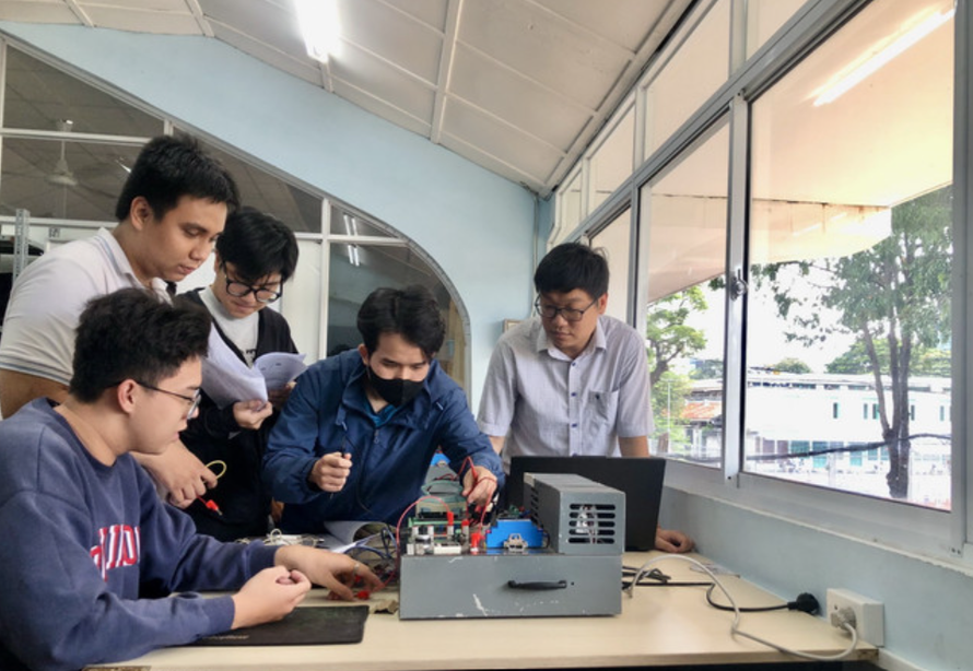 Sinh viên Trường Đại học Bách Khoa – Đại học Quốc gia Thành phố Hồ Chí Minh thực hành ứng dụng công nghệ cao