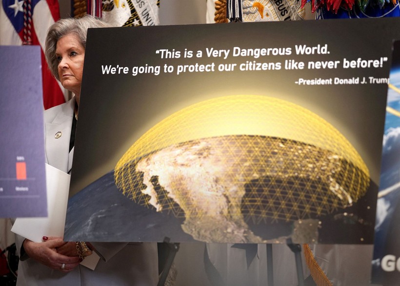 Chánh văn phòng Nhà trắng Susie Wiles đứng sau màn hình minh họa hệ thống phòng thủ lửa Golden Dome trong khi Tổng thống Mỹ Donald Trump phát biểu tại một cuộc họp báo tháng 5/2025.