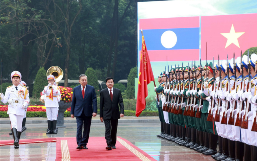Tổng Bí thư Tô Lâm và Tổng Bí thư, Chủ tịch nước Lào Thongloun Sisoulith duyệt Đội danh dự Quân đội nhân dân Việt Nam.