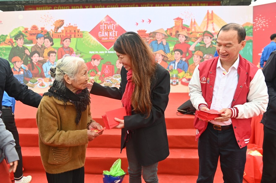 Từ 24-25 tháng 1/2026, SABECO cùng đại diện UB TW MTTQVN và chính quyền địa phương tỉnh Nghệ An và Hà Tĩnh đã phối hợp trao tặng 800 phần quà mang thông điệp “Chung Vị Tết Việt” cho người dân.