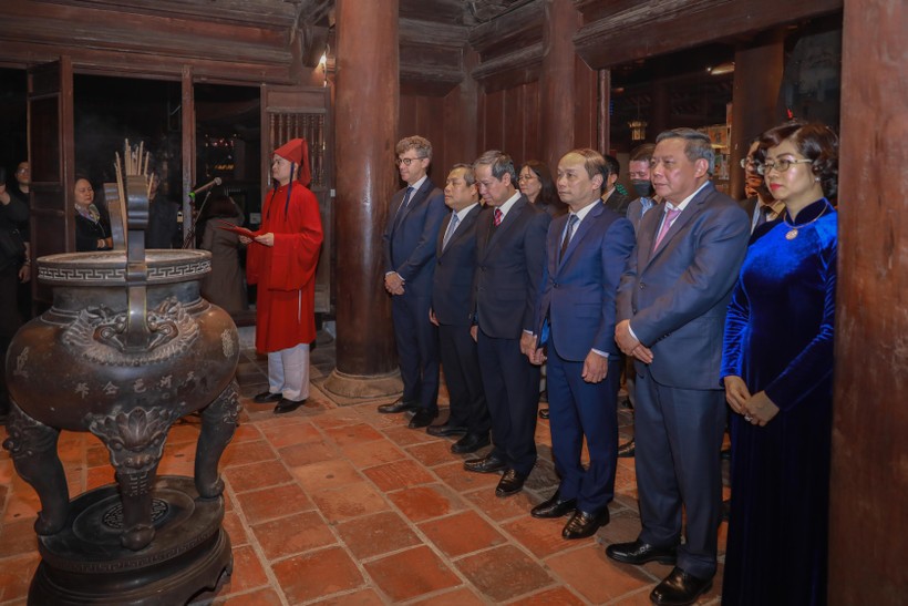 Các đại biểu thực hiện nghi lễ dâng hương ở đền thờ Chu Văn An tại Văn Miếu - Quốc Tử Giám, nơi là biểu tượng trường tồn của nền đạo học và trí tuệ Việt Nam.