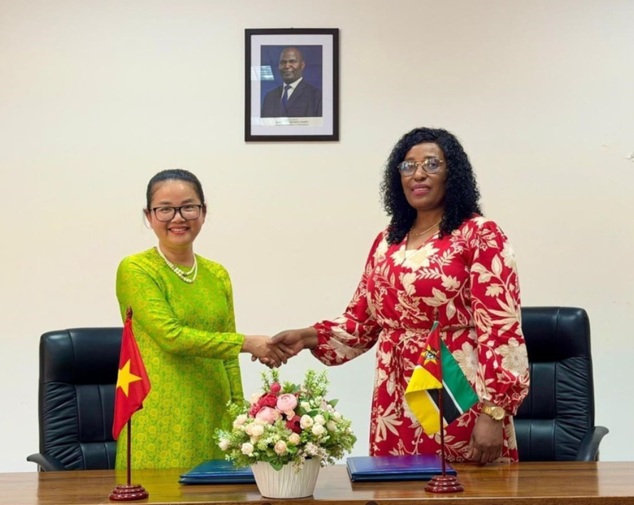 Đại sứ Việt Nam tại Mozambique Trần Thị Thu Thìn và Bộ trưởng Bộ Giáo dục và Văn hóa Mozambique Samaria Tovela.