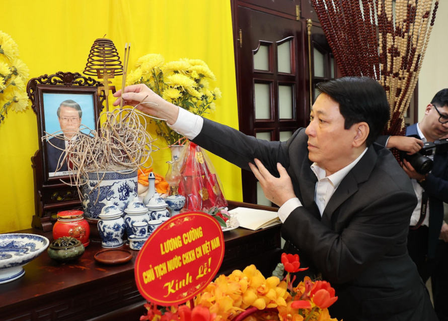 Chủ tịch nước Lương Cường dâng hương tưởng nhớ Chủ tịch nước Trần Đức Lương. 