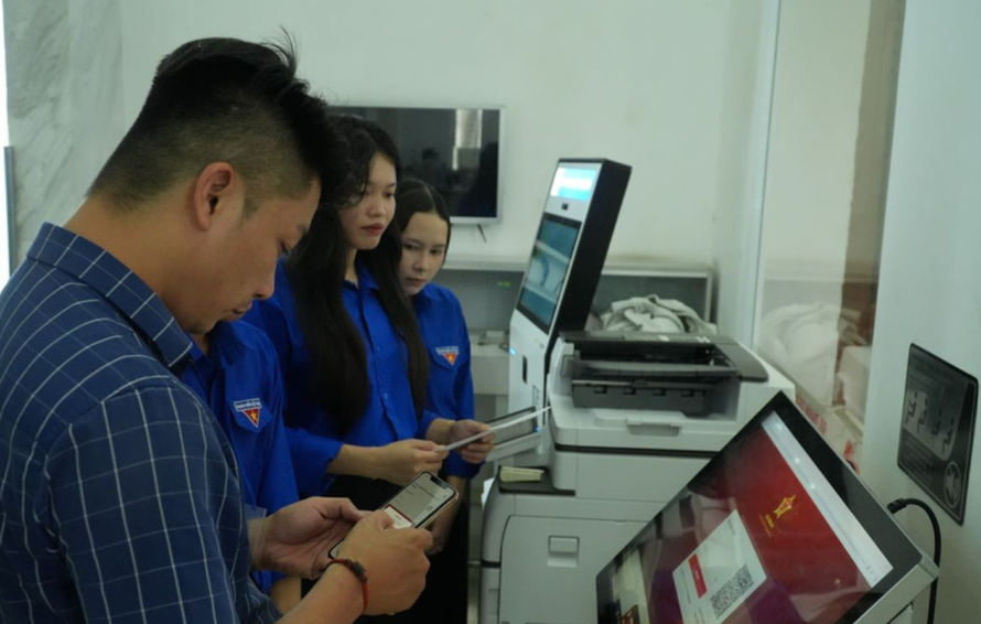 Hỗ trợ người dân khi làm thủ tục trực tuyến.