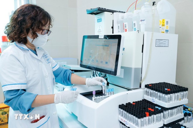 Các Bệnh viện sẵn sàng phối hợp với các Viện Vệ sinh Dịch tễ/Pasteur để điều tra, giám sát, lấy mẫu xét nghiệm các trường hợp nghi ngờ mắc bệnh do virus Nipah. Ảnh: Minh Quyết/TTXVN