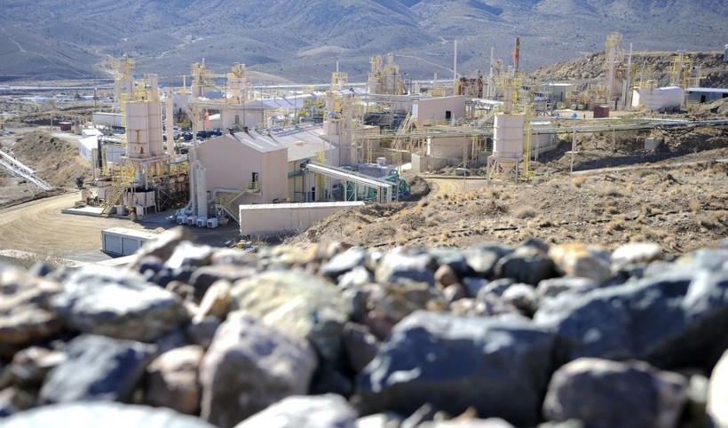 Một cơ sở khai thác và chế biến đất hiếm tại Mountain Pass, California