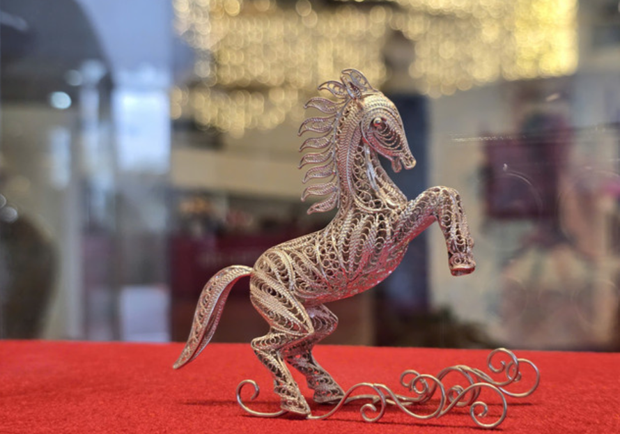 Ngựa bạc từ làng Định Công hơn 1.000 năm tuổi (Hà Nội)