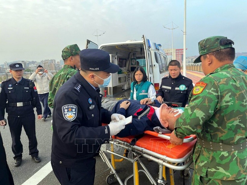 Đồn Biên phòng cửa khẩu Quốc tế Móng Cái (Việt Nam) phối hợp với Trạm kiểm tra Biên phòng xuất nhập cảnh Đông Hưng (Trung Quốc) mở "luồng xanh" cho xe cứu thương cấp cứu bệnh nhân