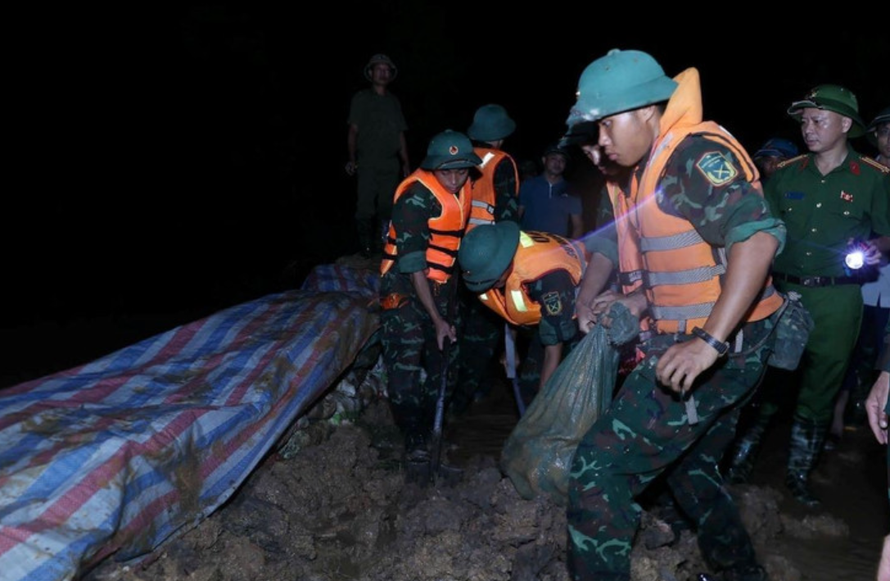 Các lực lượng đắp đê chống tràn, bảo đảm an toàn tuyến đê hữu Cầu.