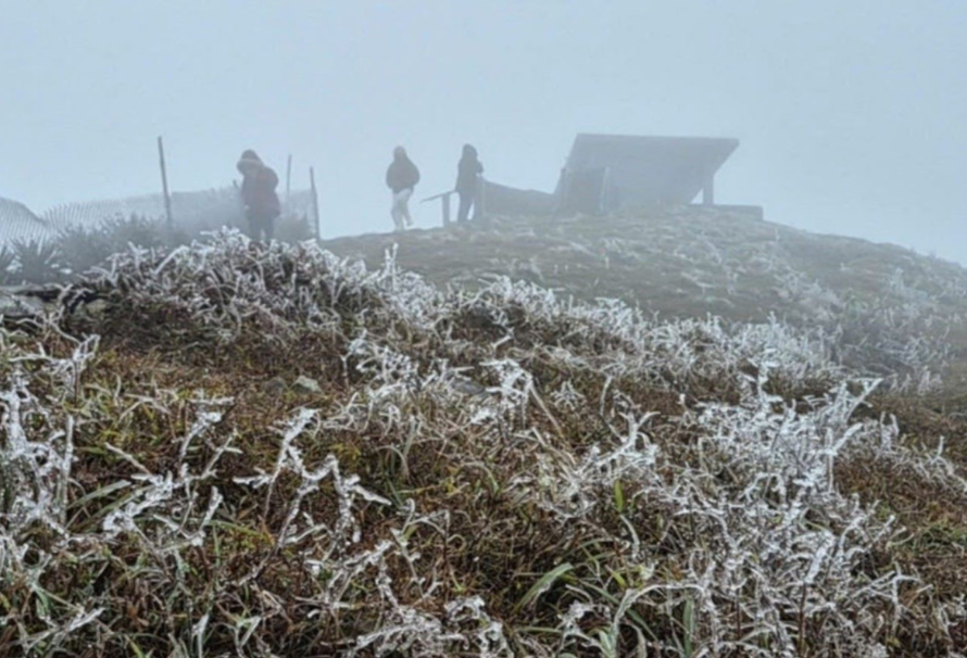 Hiện tượng băng giá tại Mẫu Sơn, tỉnh Lạng Sơn. Ảnh minh họa