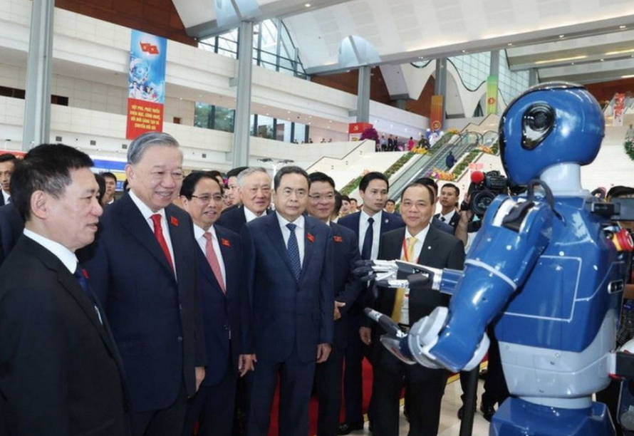 Tổng Bí thư Tô Lâm tham quan triển lãm thành tựu phát triển khoa học, công nghệ và đổi mới sáng tạo và chuyển đổi số của Chính phủ.