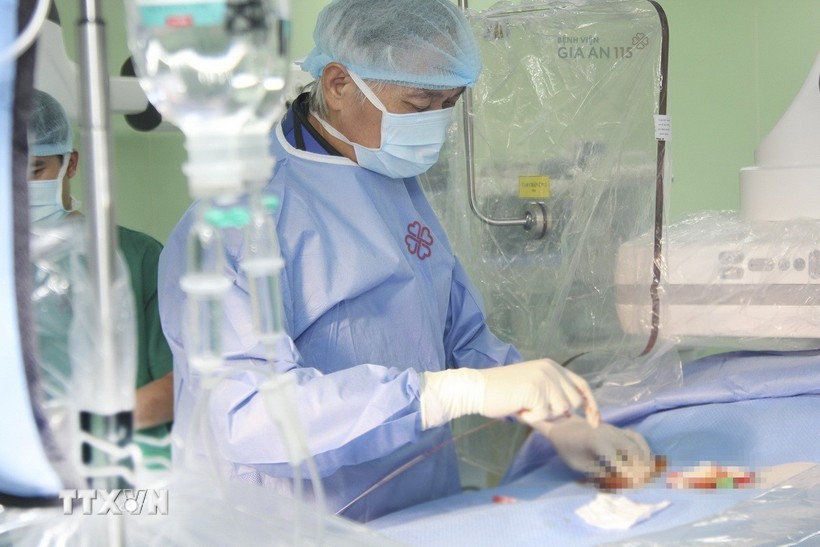 Bác sỹ Bệnh viện Gia An 115, Thành phố Hồ Chí Minh thực hiện đặt cùng lúc 5 stent graft cho bệnh nhân Campuchia bị phình động mạch. Ảnh: TTXVN