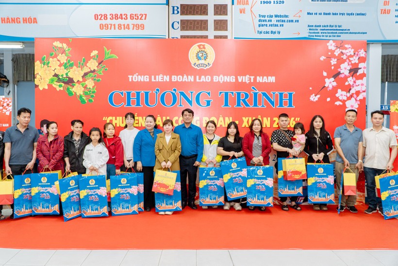 Lễ tiễn đoàn viên, công nhân lao động về quê đón Tết trên “Chuyến tàu Công đoàn-Xuân 2026”.