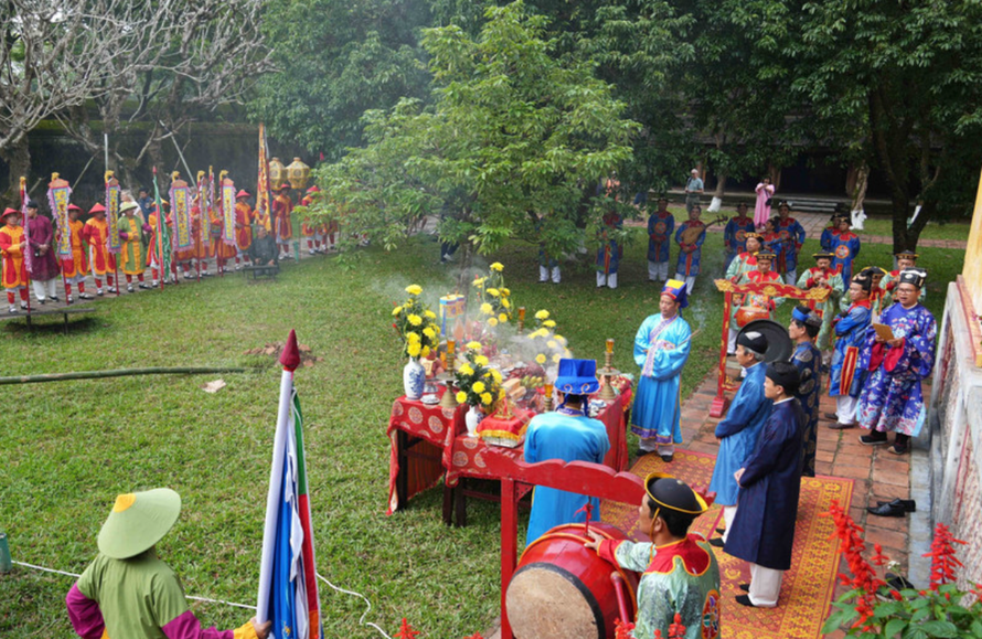 Nghi thức dựng nêu ở khu vực sân Hiển Lâm Các, Đại Nội Huế.