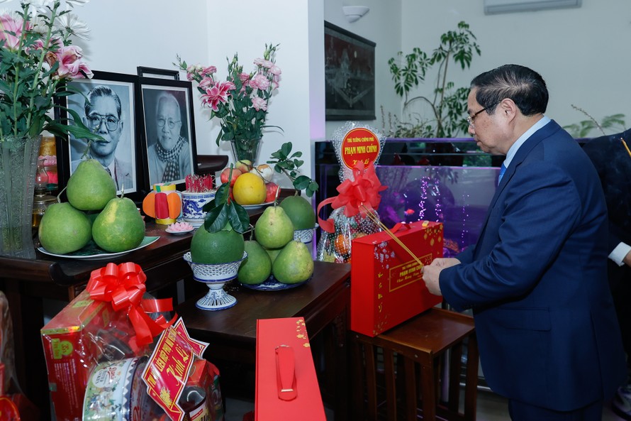 Thủ tướng dâng hương tưởng nhớ cố Tổng Bí thư Nguyễn Văn Linh. Ảnh: VGP/Nhật Bắc