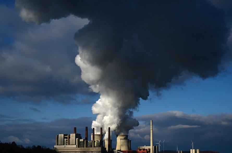 Khói thải bốc lên tại nhà máy điện than RWE ở Neurath, miền Tây Đức