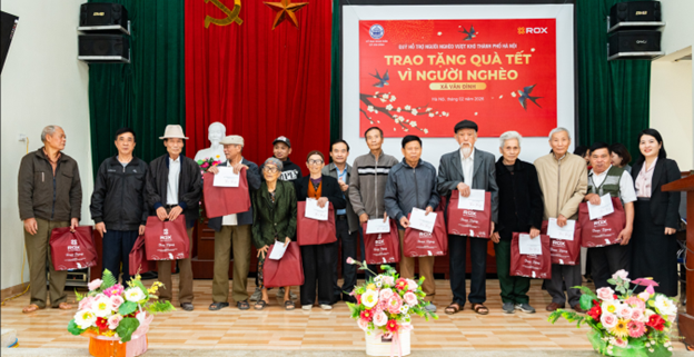 Đại diện Tập đoàn ROX trao quà cho người nghèo tại xã Phượng Dực (Hà Nội).