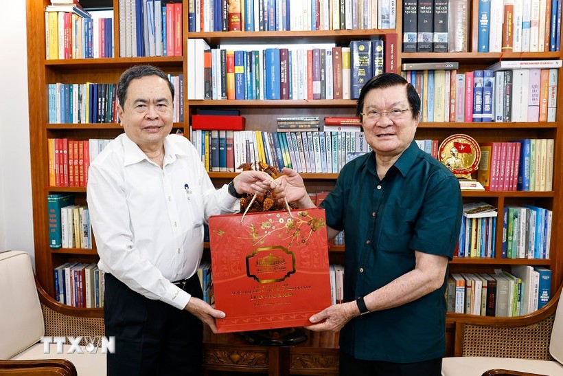 Chủ tịch Quốc hội Trần Thanh Mẫn tới thăm, chúc Tết nguyên Chủ tịch nước Trương Tấn Sang. Ảnh: Doãn Tấn/TTXVN.