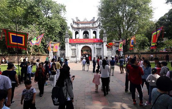 Người dân tham quan di tích Văn Miếu - Quốc Tử Giám.