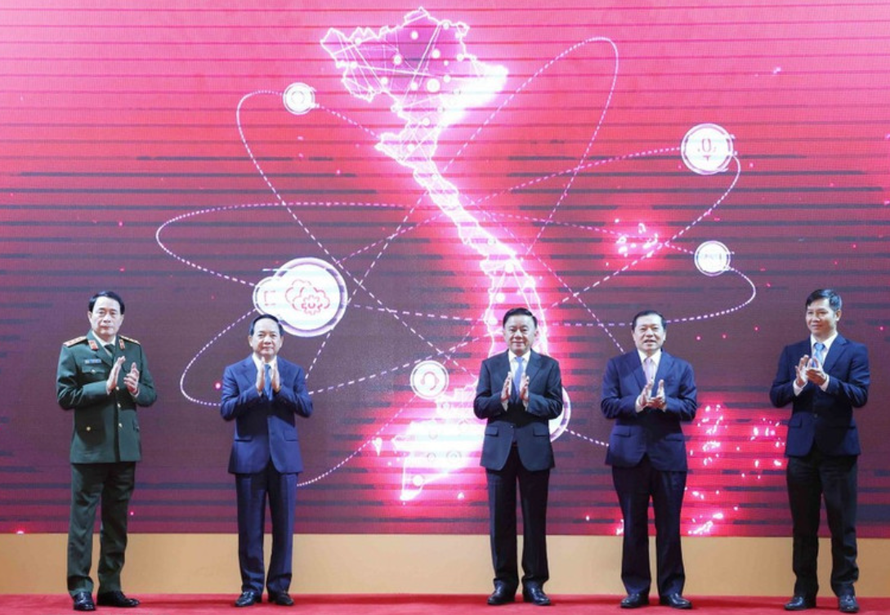 Thường trực Ban Bí thư Trần Cẩm Tú cùng các đại biểu nhấn nút khai trương ứng dụng của ngành Tuyên giáo và Dân vận trên điện thoại di động.