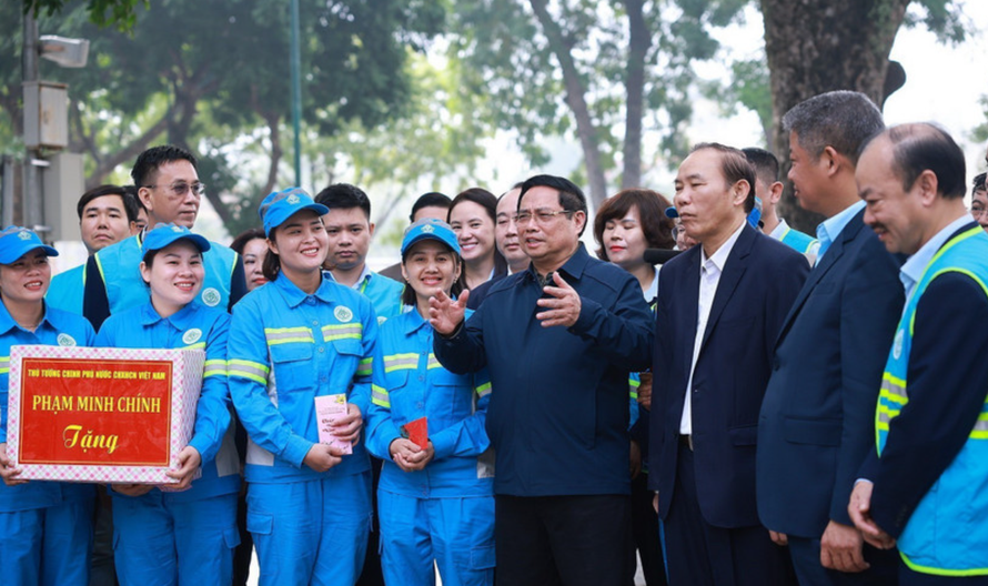 Thủ tướng Phạm Minh Chính thăm, chúc Tết và giao nhiệm vụ cho công nhân vệ sinh môi trường tại Hà Nội. 
