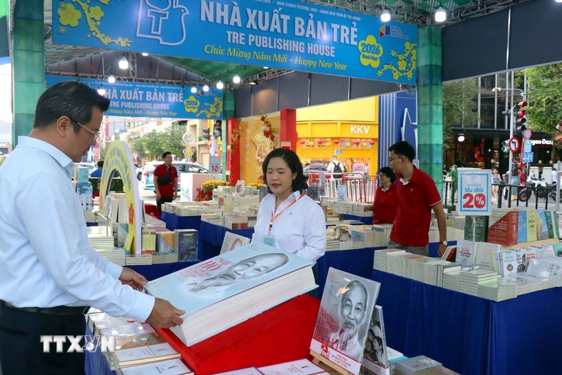 Khách tham quan Lễ hội Đường sách Tết Bính Ngọ năm 2026.