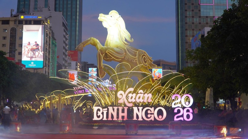 Hình ảnh con ngựa thần trong truyền thuyết Thánh Gióng vươn mình bay lên, được cách điệu qua tác phẩm đặt tại khu vực trung tâm kích thước 7m, chiều dài 9m, nằm trên bệ cao 4 m, bức tượng được tích hợp công nghệ cơ khí, cho phép cử động đầu và chân, tạo ấn tượng chào đón sống động