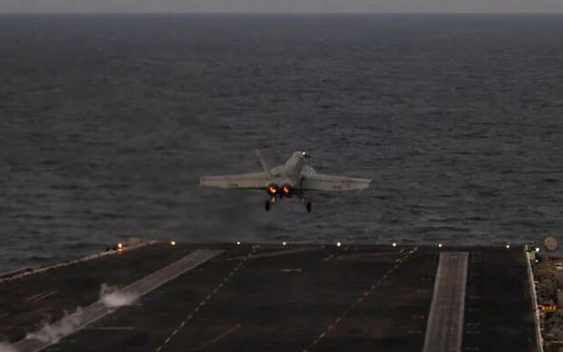 Một chiếc F/A-18E Super Hornet thuộc Phi đội Chiến đấu Cơ (VFA) 14 cất cánh từ sàn đáp của tàu sân bay lớp Nimitz USS Abraham Lincoln trên Biển Arab