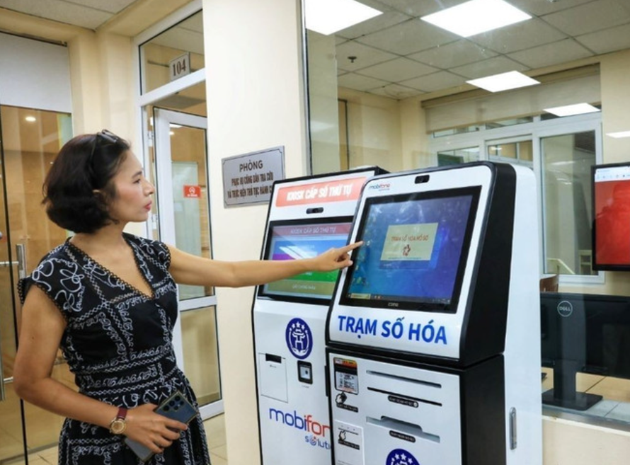 Người dân Hà Nội lấy số thứ tự xếp hàng làm thủ tục hành chính.