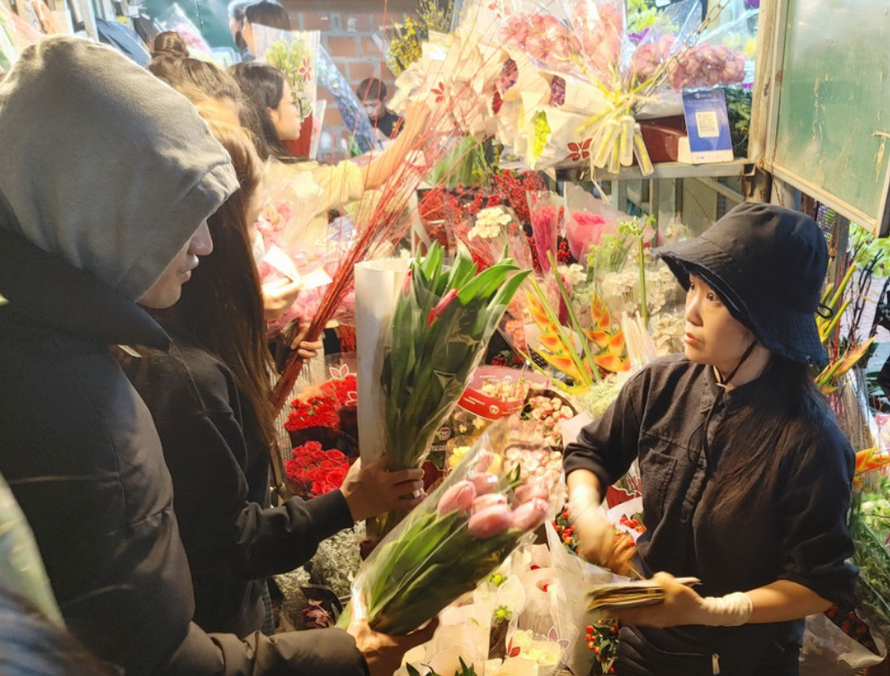 Người dân Hà Nội chọn mua hoa tại chợ. 