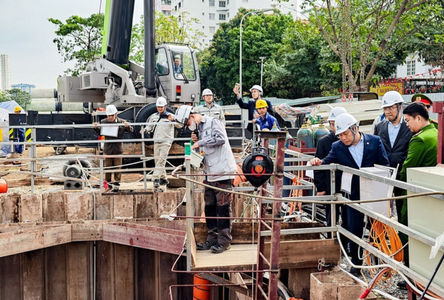 Chủ tịch Ủy ban Nhân dân thành phố Hà Nội Vũ Đại Thắng dẫn đầu Đoàn công tác kiểm tra, động viên và chúc Tết cán bộ, kỹ sư, công nhân tại một số công trường thi công các dự án chống úng ngập trọng điểm trên địa bàn.