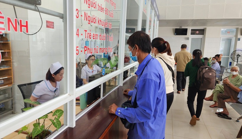 Người dân đăng ký khám chữa bệnh.