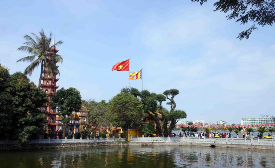 Chùa Trấn Quốc trong tiết trời Xuân Tết Bính Ngọ. 