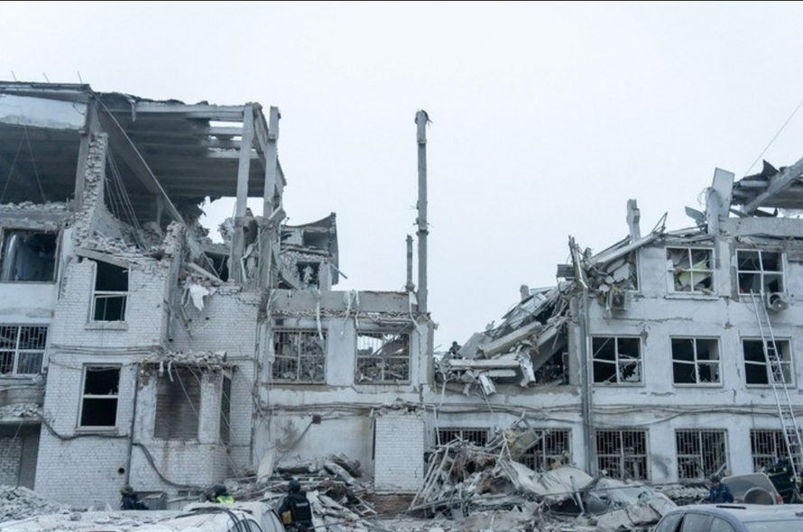 Nhân viên cứu hộ tìm kiếm các nạn nhân trong đống đổ nát của tòa nhà bị trúng tên lửa Nga ở Zaporizhzhia, Ukraine ngày 10/12/2024. 