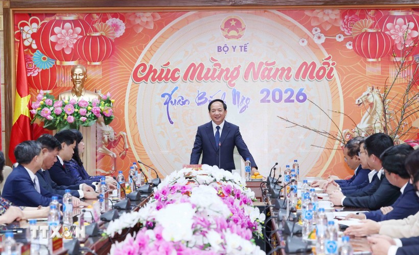 Ông Trịnh Văn Quyết, Trưởng Ban Tuyên giáo và Dân vận Trung ương chúc mừng ngành y tế nhân Ngày Thầy thuốc Việt Nam. Ảnh: Phương Hoa/TTXVN