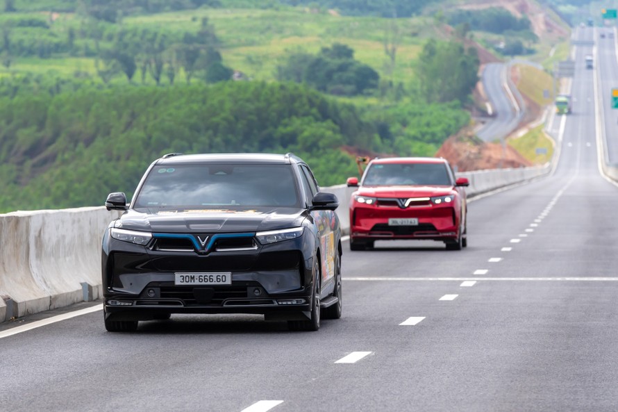 Chủ xe điện thẳng thắn: Không có lý do gì bỏ tiền gấp 4-5 lần mua xe xăng, khi đã có VF 9 