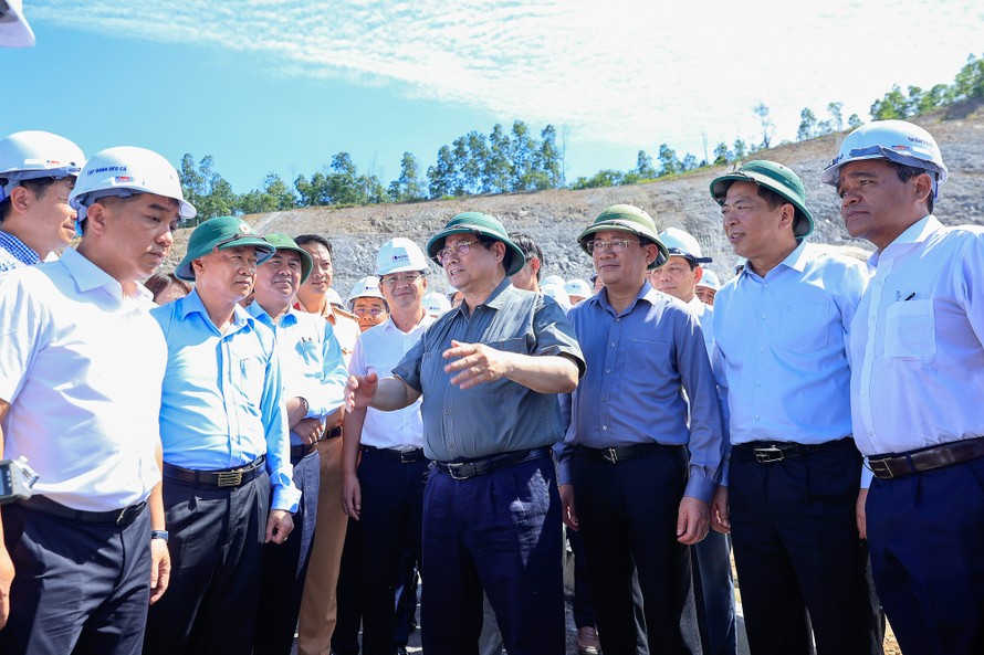 Thủ tướng trao đổi với các đơn vị liên quan khi kiểm tra Dự án thành phần đoạn Hoài Nhơn-Quy Nhơn. Ảnh: VGP/Nhật Bắc