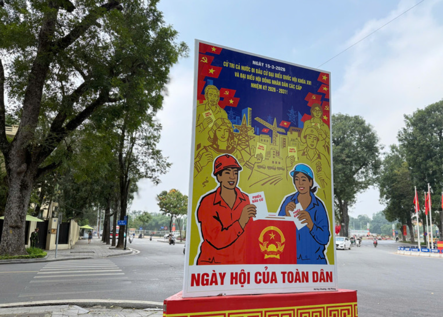 Những cụm pano cổ động được thiết kế bắt mắt, kết hợp hài hòa giữa màu sắc và thông điệp tuyên truyền về ngày hội ý nghĩa của non sông.