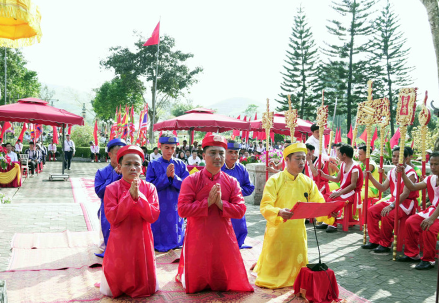 Thực hiện nghi thức tế giỗ tại nhà thờ Hải Thượng Lãn Ông Lê Hữu Trác (xã Sơn Giang)