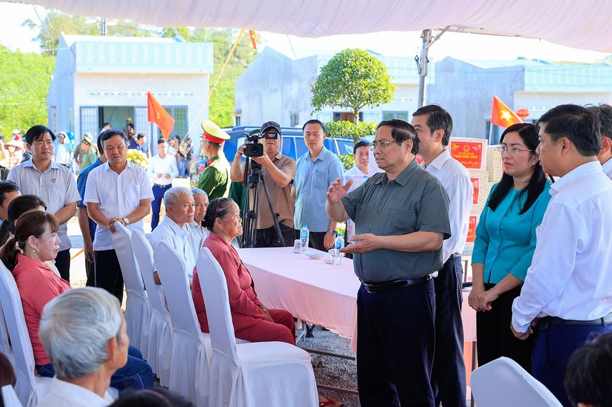 Thủ tướng Phạm Minh Chính đến thăm nhân dân Khu tái định cư Quảng Đức ở xã Tuy An Nam, phía Đông tỉnh Đắk Lắk - Ảnh: VGP/Nhật Bắc