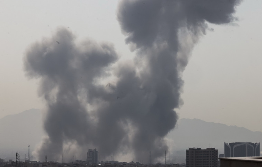 Khói bốc lên sau một vụ nổ ở thủ đô Tehran, Iran ngày 28/2/2026