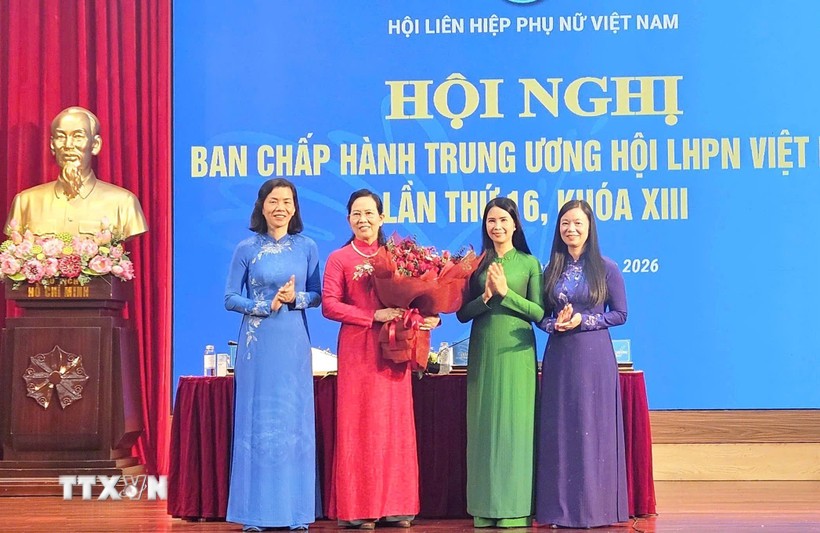 Ban Chấp hành Hội Liên hiệp Phụ nữ Việt Nam tặng hoa chúc mừng bà Lê Thị Thủy. Ảnh: Phúc Hằng/TTXVN