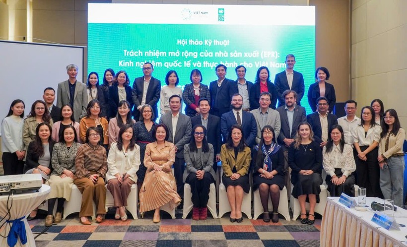 Các đại biểu chụp ảnh tại Hội thảo tham vấn kỹ thuật về trách nhiệm mở rộng của nhà sản xuất (EPR), ngày 6/3.