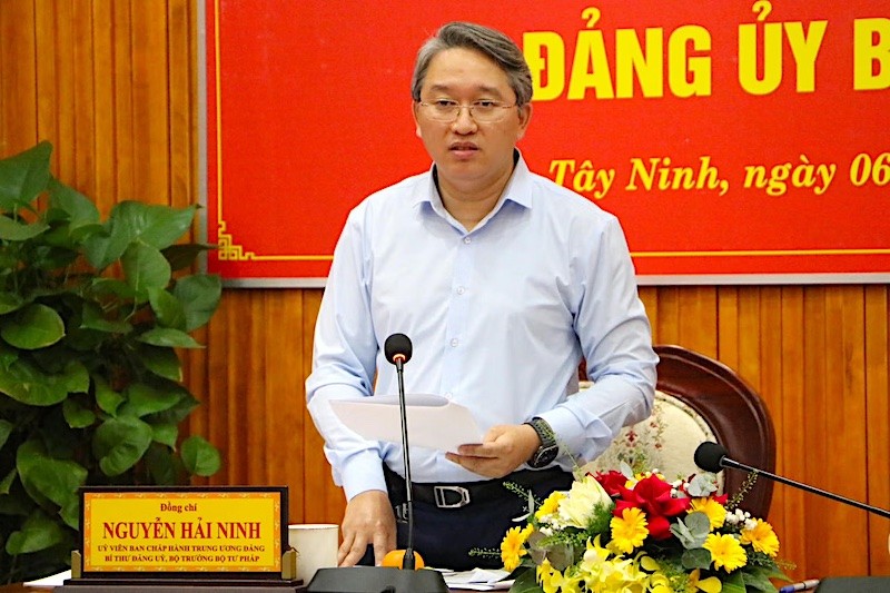 Bộ trưởng Bộ Tư pháp Nguyễn Hải Ninh phát biểu tại buổi làm việc. Ảnh: VGP