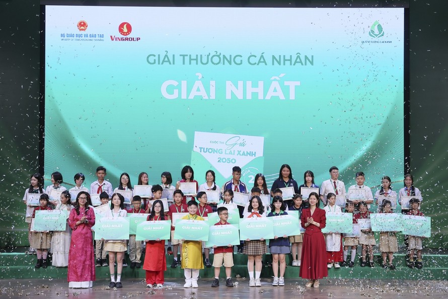 Bà Nguyễn Thị Nhung, Phó Vụ trưởng Vụ Học sinh, sinh viên - Bộ Giáo dục và Đào tạo (trái) và TS. Lê Thái Hà, Giám đốc Điều hành Quỹ Vì tương lai xanh (phải) trao giải Nhất ở các hạng mục tại cuộc thi “Gửi tương lai Xanh 2050” mùa 2. Ảnh: BTC.