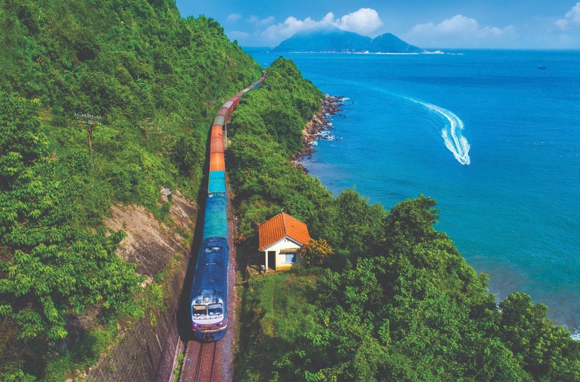 Một đoàn tàu chuyên chở hàng hóa container của Tổng công ty Đường sắt Việt Nam. 